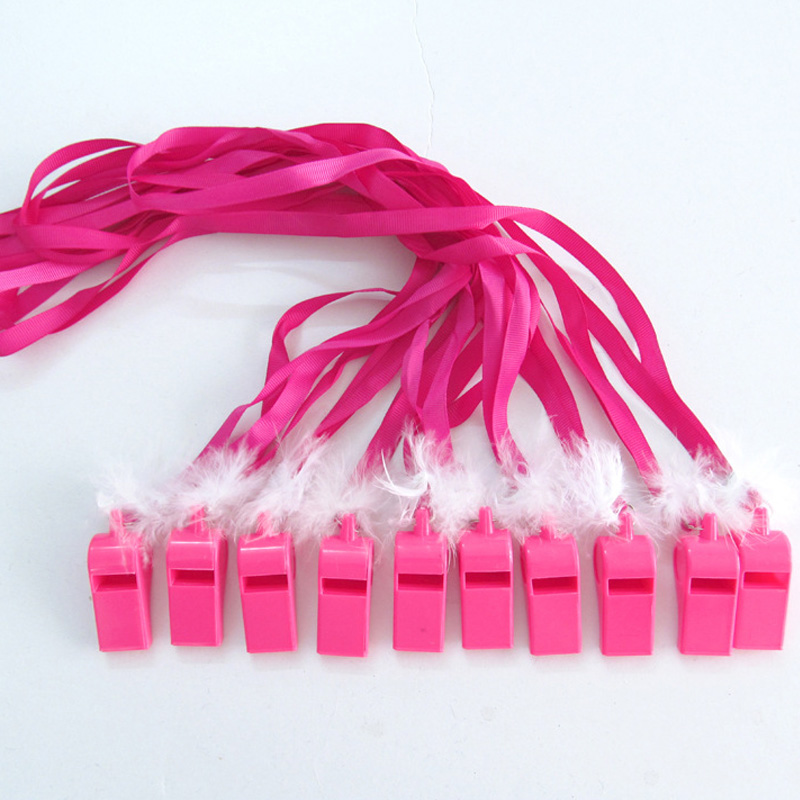 Sifflet en plastique rose pour divertissement d'enterrement de vie de jeune fille, décoration de plumes blanches, décoration de ruban rose, petit sifflet en plastique