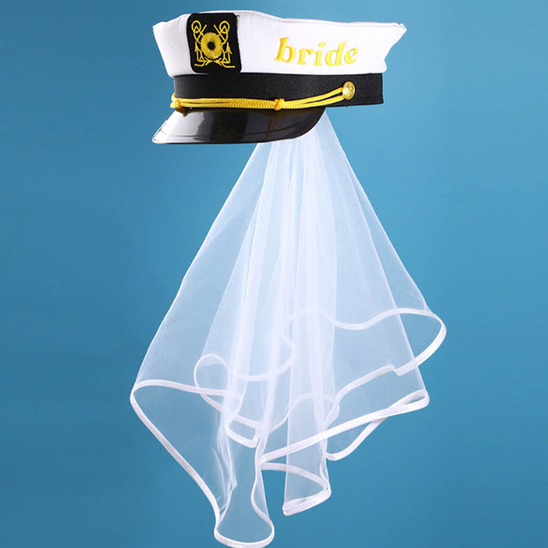 Chapeau de capitaine pour enterrement de vie de jeune fille avec mariée en voile blanc