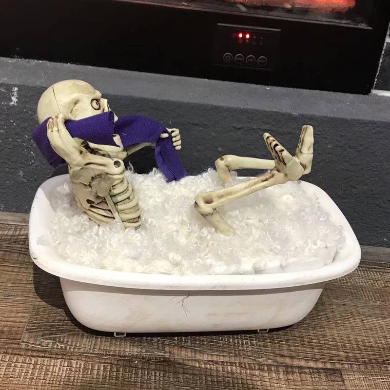 Décorations de squelette d'Halloween dans le pot de bain