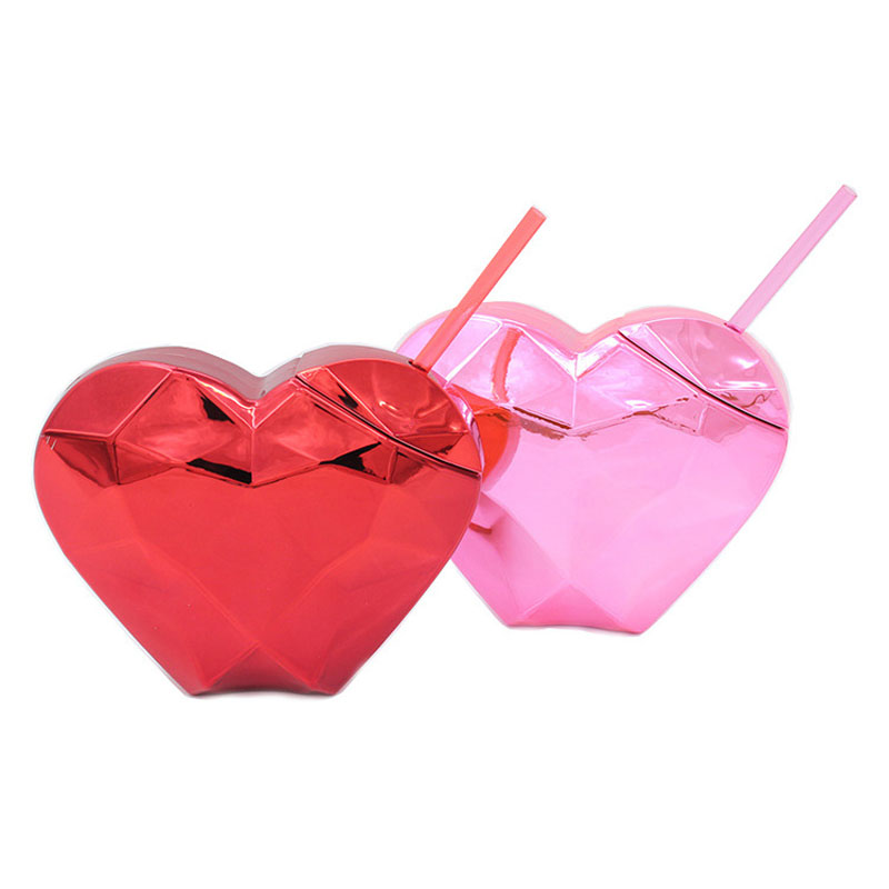 Gobelet en plastique coeur d'amour avec paille pour la Saint-Valentin