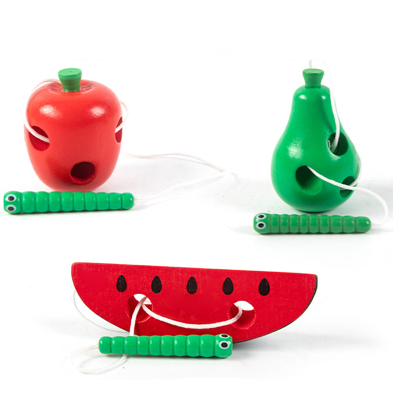 Les insectes de jouets en filetage en bois mangent du labyrinthe de fromage de fruits